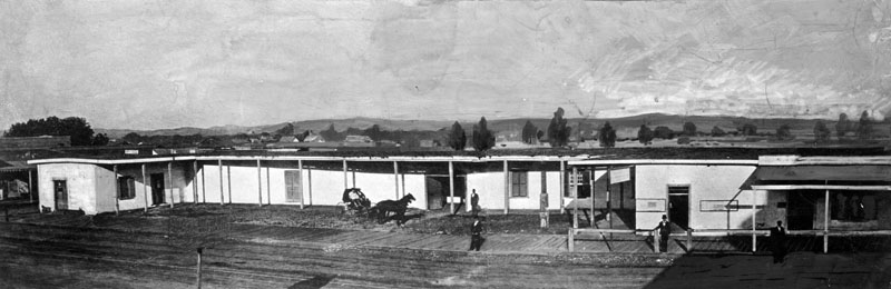 บ้านดินของเอเบล สเติร์นส์ ประมาณปี ค.ศ. 1857 สร้างขึ้นระหว่างปี ค.ศ. 1835-1838 และถูกรื้อถอนในปี ค.ศ. 1877 เพื่อสร้างอาคารเบเกอร์บล็อกแทน
