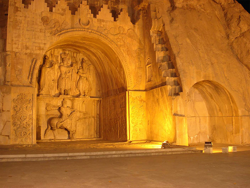 Taq-e Bostan จากสมัยจักรวรรดิซาสาเนียนก่อนยุคอิสลาม สังเกตสัญลักษณ์รูปพระจันทร์เสี้ยวเหนือซุ้มประตู