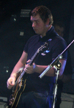 นิโคลสันแสดงร่วมกับวง Arctic Monkeys ในปี 2006