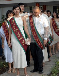 บัณฑิตจากมหาวิทยาลัย UP Diliman เตรียมพร้อมสำหรับการเดินขบวน