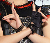 ยูอิเมทัล อดีตสมาชิกวง Babymetal แสดงท่าทางสัญลักษณ์จิ้งจอก (คิตสึเนะ) ในปี 2015