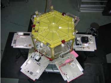 ระหว่างการประกอบบัส TacSat-3