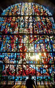 หน้าต่างกระจกสีขนาดใหญ่ที่ Basílica Nuestra Señora de Lourdes ซึ่งตั้งอยู่ในบัวโนสไอเรส ประเทศอาร์เจนตินา