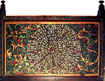 ลวดลายเกลียว Gerechtigkeitsspirale บนม้านั่งในโบสถ์