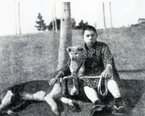ชายหนุ่มกับสุนัขสามตัว
