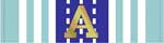 ตัวอักษร "A" ตัวใหญ่สีทองอยู่ตรงกลาง บนแถบแนวตั้งสีน้ำเงินเข้มที่มีเส้นประสีขาว ขนาบข้างด้วยแถบแนวตั้งสีฟ้าอ่อนและสีขาว