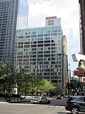 อาคาร Inland Steel มองจากทางทิศตะวันตก ข้าม Chase Plaza