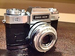 กล้อง Contaflex Super BC เป็นกล้อง SLR ที่ตกแต่งด้วยโครเมียมและหนังสีดำ
