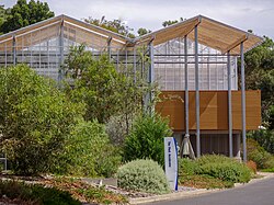นี่คือภาพถ่ายของ "เครื่องเร่งการเจริญเติบโตของพืช" (The Plant Accelerator) ในวิทยาเขต Waite ที่ Urrbrae ซึ่งเป็นสถานที่สำหรับศึกษาลักษณะทางฟีโนไทป์ของพืช
