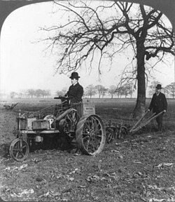 ภาพถ่ายขาวดำของชายคนหนึ่งบนรถแทรกเตอร์ "Ivel" (รุ่นปี 1902)