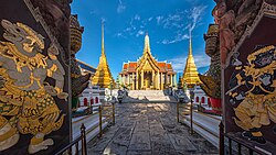 กลุ่มวัดไทยที่มีอาคารประดับประดาอย่างงดงามหลายหลัง และมีนักท่องเที่ยวจำนวนมาก
