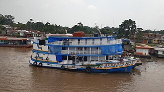 เรือโดยสารลำหนึ่ง (Ze Alberto 2013) จอดเทียบท่าที่เมือง