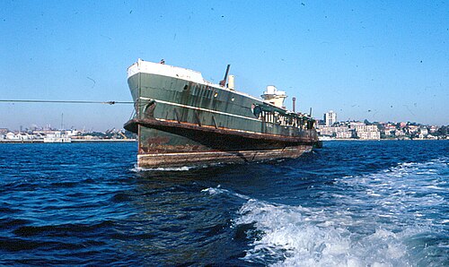 เรือถูกลากออกจากท่าเรือซิดนีย์เพื่อนำไปจมกลางทะเล ในเดือนสิงหาคม ปี 1980