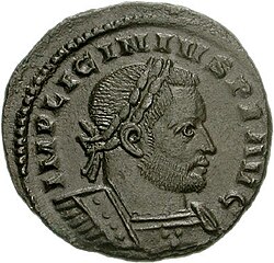 เหรียญสีน้ำตาล depicting Licinius สวมพวงมาลัยใบไม้หันไปทางขวา