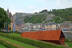 Le mémorial est un long parallélépipède สี่เหลี่ยมผืนผ้า évidé en acier corten (couleur rouille) Légèrement incliné, une de ses arêtes est posée sur le sol à proximité du bord de Meuse. รูปแบบ comme un tunnel allant des ténèbres à la lumière, on découvre à l'intérieur le nom et l'âge des 674 เหยื่อ du 23 สิงหาคม 1914 ajourés dans l'acier.