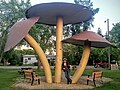 เห็ดที่ใหญ่ที่สุดในโลก ตั้งอยู่ที่เมืองวิลนา รัฐอัลเบอร์ตา ประเทศแคนาดา สูง 20 ฟุต และมีเส้นผ่านศูนย์กลาง 5 ฟุต