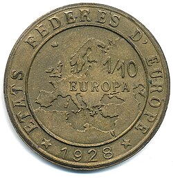 เหรียญกษาปณ์ที่มีแผนที่ยุโรปและพื้นที่โดยรอบ โดยมีคำว่า "Europa" เขียนทับบนแผนที่ และคำว่า "États fédérés D' Europe 1928" ล้อมรอบแผนที่