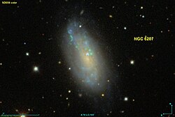 NGC 6207 แสดงผลและระบุชื่ออย่างชัดเจน พร้อมคุณลักษณะพื้นผิวที่มองเห็นได้ เช่น แขนกังวลที่พันกันแน่น