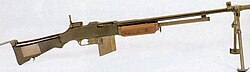 ภาพด้านข้างแสดงปืนไรเฟิลอัตโนมัติบราวนิง M1918A2 โดยมีขาตั้งปืนติดตั้งอยู่ใกล้ปากลำกล้อง และมีหูหิ้วอยู่ที่ลำกล้อง