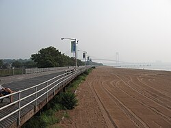 กำแพงกันคลื่นชายฝั่งตะวันออก
