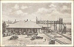 โปสการ์ดแสดงภาพสถานีรถไฟบริเวณทางแยกรูปเพชร โดยมีสะพานสัญญาณพาดข้ามรางรถไฟ