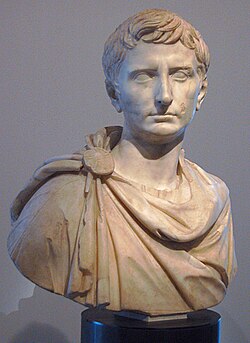 รูปปั้นครึ่งตัวแกะสลักจากหินอ่อน depicting Octavian สวมชุดโทกา