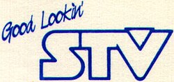 ตัวอักษร "STV" ตัวหนา แบบอักษร sans serif ทรงเรขาคณิต มีรูปสามเหลี่ยมวางอยู่ในช่องว่างของตัวอักษร V คำว่า "Good Lookin'" พิมพ์ด้วยแบบอักษรเขียนหวัดอยู่ด้านบนและทางซ้าย
