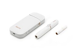 IQOS ประกอบด้วยที่ชาร์จ ที่วาง และแท่งยาสูบ