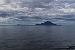 ภาพถ่ายเกาะมาตัวและเกาะราสชัวขณะแล่นเข้าสู่ช่องแคบโกโลฟนิน โดยเกาะมาตัวอยู่ด้านหน้าและเกาะราสชัวอยู่ด้านหลัง