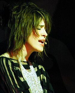 อิมโมเจน ฮีป ร้องเพลงใส่ไมค์โดยหลับตา