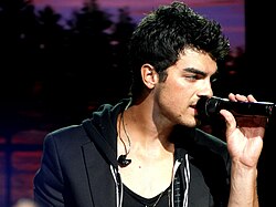 โจ โจนาส ร้องเพลงผ่านไมโครโฟน