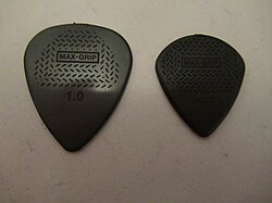 ปิ๊กกีตาร์คาร์บอนไฟเบอร์ Dunlop รุ่น "Max-Grip" มีให้เลือกสองขนาด คือ 1 มม. และ Jazz III