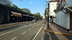เลนจักรยานสองทิศทางระดับ 2 ที่คั่นด้วยเสากั้นตลอดแนวถนนมูราลลาในอินทรามูรอส