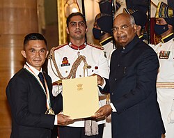 ประธานาธิบดี ศรีราม นาถ โกวินด์ มอบรางวัล Major Dhyan Chand Khel Ratna Award ปี 2021 ให้กับ Shri Sunil Chhetri สาขาฟุตบอล ที่ Rashtrapati Bhavan ในนิวเดลี เมื่อวันที่ 13 พฤศจิกายน 2021