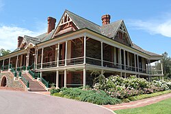 นี่คือภาพถ่ายของบ้าน Urrbrae ซึ่งปัจจุบันเป็นพิพิธภัณฑ์ที่เป็นส่วนหนึ่งของเขตประวัติศาสตร์ Waite