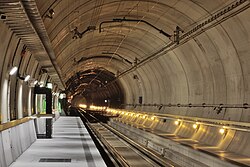 รางรถไฟแบบไร้หินรองรางชนิด "รางลดแรงสั่นสะเทือน" โดยรางยึดติดกับหมอนรองรางคอนกรีตที่วางอยู่ในแผ่นคอนกรีต ณ สถานีอเนกประสงค์เซดรุนของอุโมงค์ฐานก็อทฮาร์ด