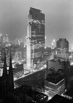 ภาพถ่ายขาวดำแสดงการก่อสร้างศูนย์ร็อกกีเฟลเลอร์ในเดือนธันวาคม ปี 1933 โดยมีอาคาร RCA อยู่ตรงกลางภาพ