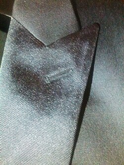 เสื้อสูทสำหรับงานเลี้ยงอาหารค่ำ ปกแหลม