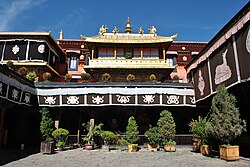 ลานวัดที่มีไม้พุ่มในกระถาง