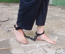 กุญแจมือขา