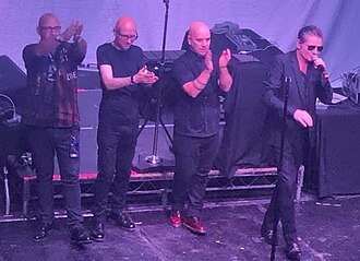 คอนเสิร์ตของ Nitzer Ebb ในลอสแอนเจลิส ตุลาคม 2019 จากซ้ายไปขวา: David Gooday, Simon Granger, Bon Harris และ Douglas McCarthy