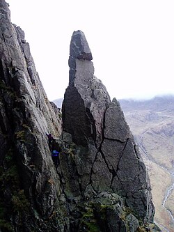 ภาพของยอดเขาเนปส์นีเดิล (Napes Needle) ในเขตทะเลสาบของอังกฤษ ซึ่งการปีนป่ายของวอลเตอร์ แพร์รี ฮาสเก็ตต์ สมิธ (Walter Parry Haskett Smith) ในปี 1886 ถือเป็นจุดเริ่มต้นของการปีนผาแบบสมัยใหม่