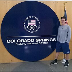 เดนอยู่ที่ศูนย์ฝึกอบรม USOC เพื่อเข้าแคมป์ฝึกซ้อมของทีมชาติสหรัฐอเมริกาสำหรับกีฬาราเค็ตบอลระดับเยาวชน เพื่อเตรียมตัวสำหรับการแข่งขันชิงแชมป์โลกที่เมืองคาลี ประเทศโคลอมเบีย ซึ่งทีมได้อันดับ 3 โดยรวม และเอลกินส์ได้อันดับ 5 ในประเภทคู่ชายอายุ 14 ปี ในเดือนกรกฎาคม 2014