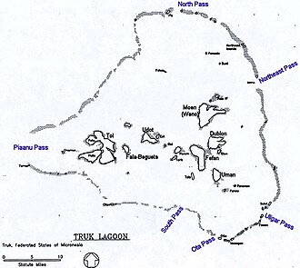 แผนที่ขาวดำของทะเลสาบทรุก แสดงที่ตั้งของเกาะบางแห่งที่กล่าวถึงในบทความ