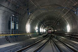 รางรถไฟแบบไร้หินรองรางชนิด "รางลดแรงสั่นสะเทือน" โดยรางยึดติดกับหมอนรองรางคอนกรีตบนแผ่นคอนกรีตในจุดสับราง ณ สถานีอเนกประสงค์ไฟโดของอุโมงค์ฐานก็อทฮาร์ด