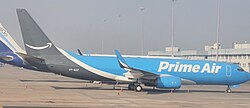 เครื่องบิน 737-83N(BCF) ของสายการบิน Quikjet Airlines ที่สนามบินเดลี เครื่องบินลำนี้ทาสีเป็นแบรนด์ Prime Air และมีหมายเลขทะเบียนของอินเดีย VT-AAZ