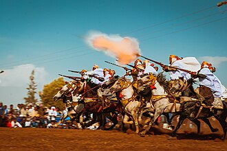 Fantasia exécutée à َAïn El Arbaa, dans la wilaya d'Aïn Témouchent, พาร์และกลุ่มนักรบตะลึงถ่ายภาพหรือช่วงเวลา du tir de la salve de fusils