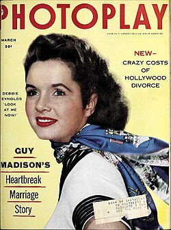 ภาพปกนิตยสาร Photoplay ฉบับเดือนมีนาคม ปี 1954 เป็นภาพของเดบบี้ เรย์โนลด์ส พร้อมคำบรรยายใต้ภาพว่า "เดบบี้ เรย์โนลด์ส: ดูฉันตอนนี้สิ!" หัวข้อข่าวอื่นๆ ได้แก่ "เรื่องราวชีวิตแต่งงานสุดเศร้าของกาย แมดิสัน" และ "ใหม่—ค่าใช้จ่ายสุดบ้าคลั่งของการหย่าร้างในฮอลลีวูด"