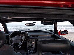 ภายในของ Isuzu Impulse RS ปี 1991 ที่แสดงให้เห็นถึงธีมการออกแบบ "แคปซูลอวกาศ"