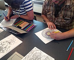 ผู้ใหญ่กำลังระบายสีที่ห้องสมุด Southeast Steuben County